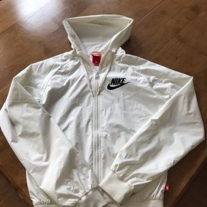 Women’s Windrunner jacket white. Size S